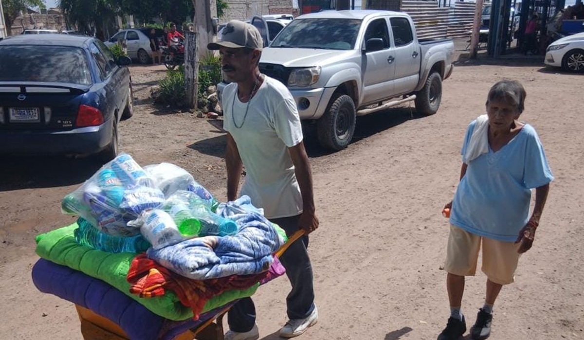 Gobierno del Estado lleva apoyos a familias de Paredones, en Ahome