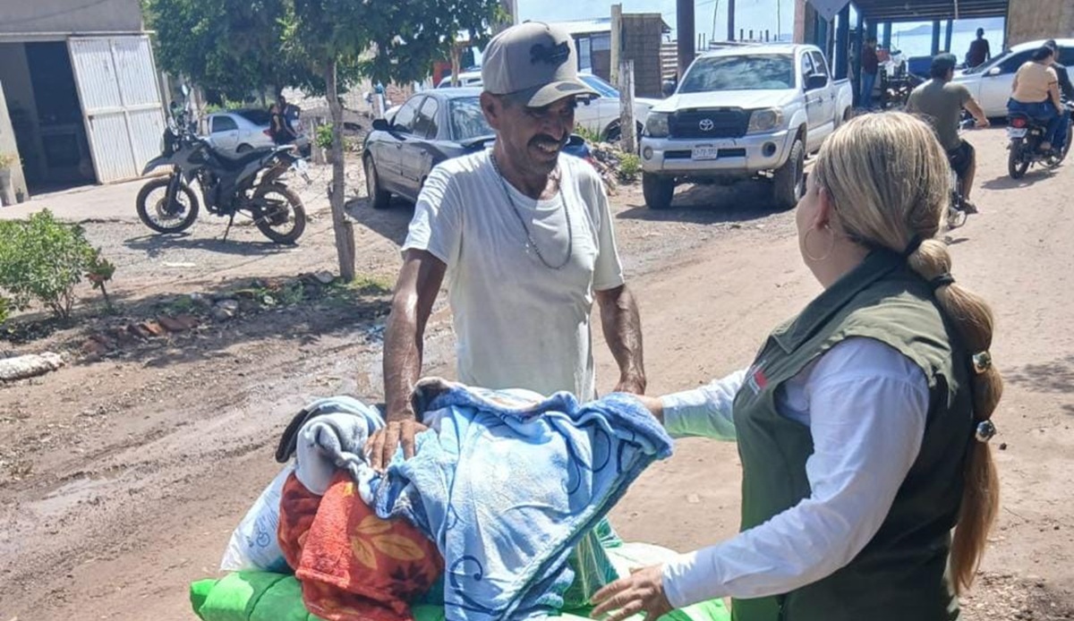 Gobierno del Estado lleva apoyos a familias de Paredones, en Ahome