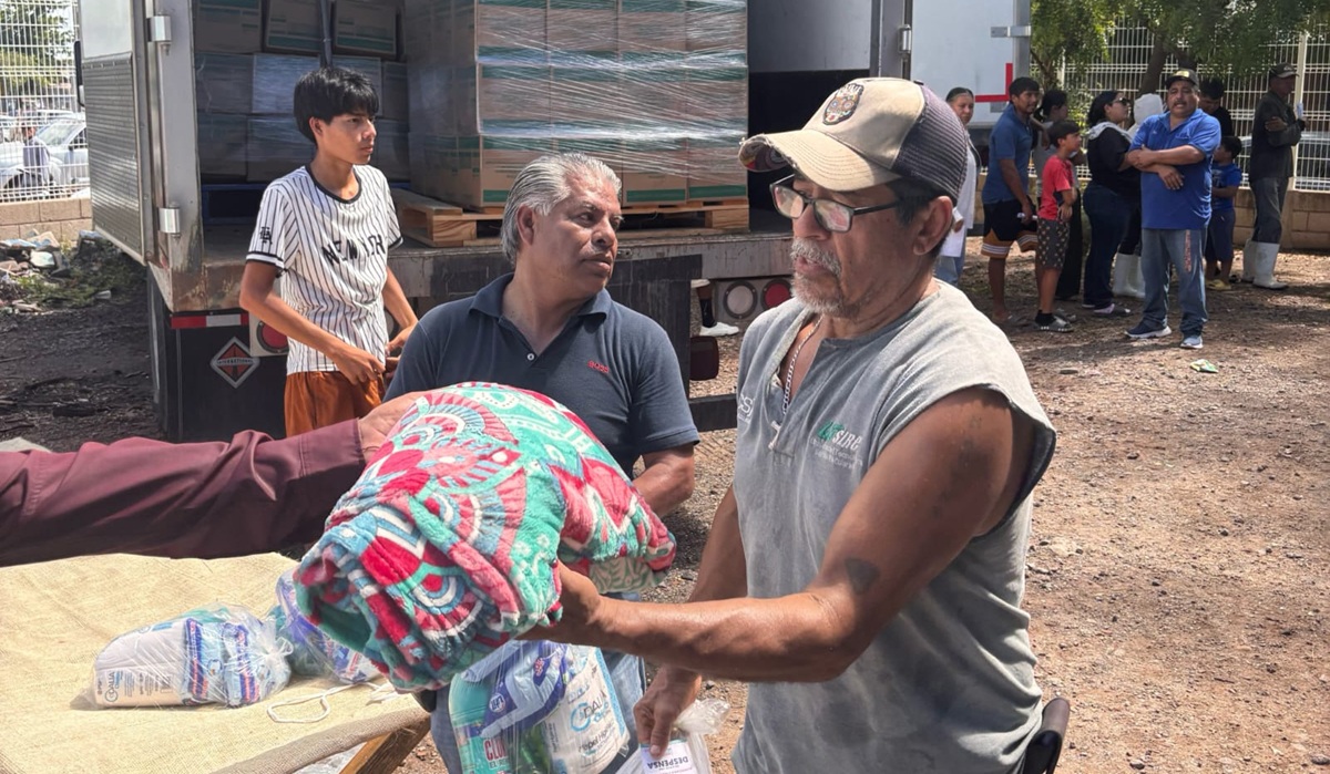Gobierno del Estado lleva apoyos a familias de Paredones, en Ahome