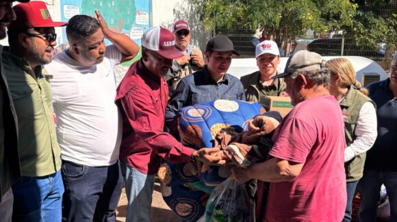 Lleva Sebides apoyo a más de 300 familias de Paredones, Sinaloa, afectadas por marejada tras el paso del huracán “Polo”