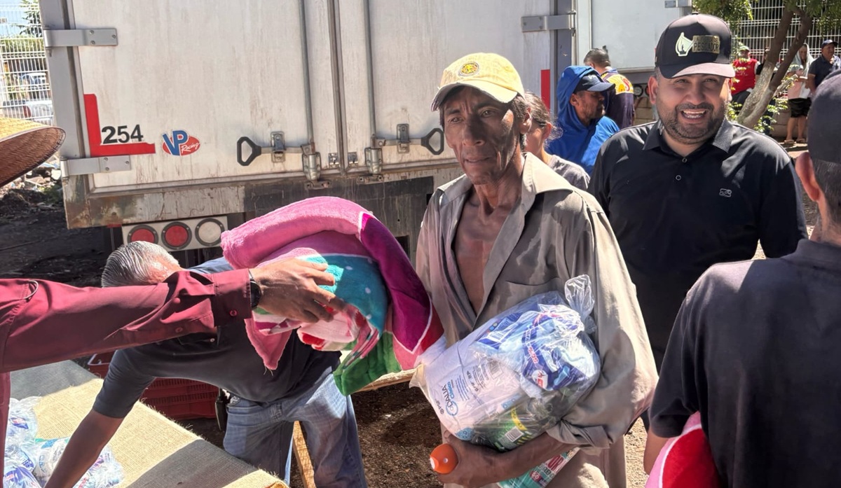Gobierno del Estado lleva apoyos a familias de Paredones, en Ahome