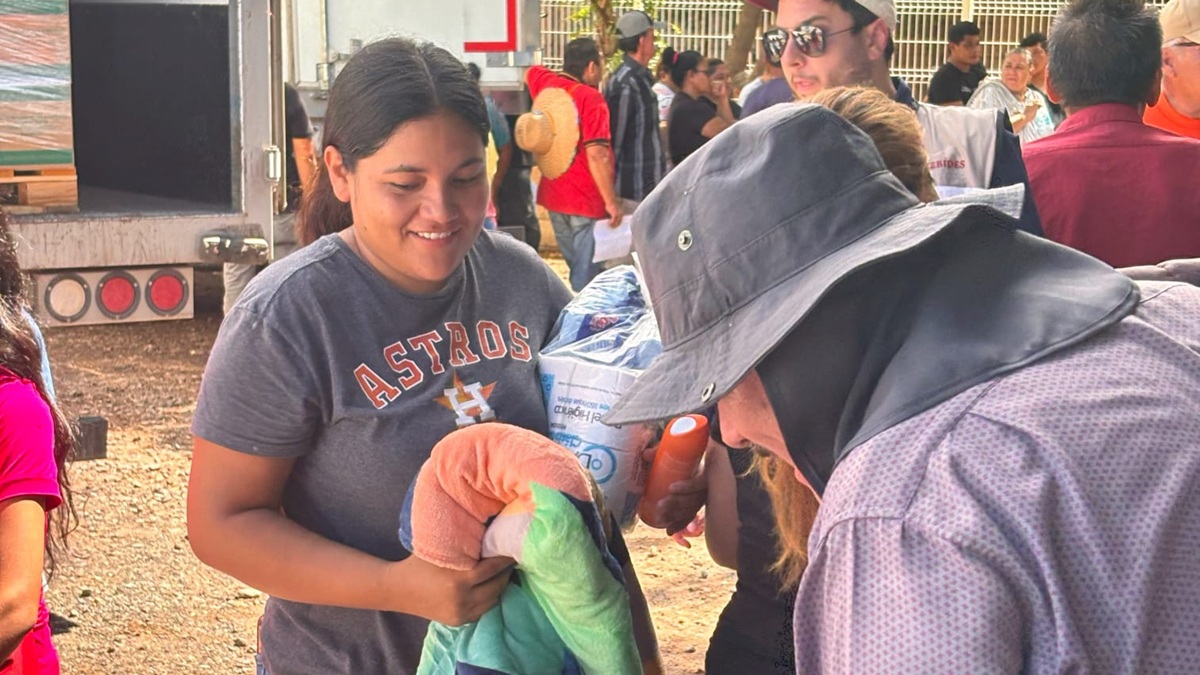 Gobierno del Estado lleva apoyos a familias de Paredones, en Ahome