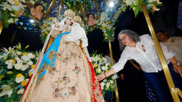 La lluvia no detuvo la fe: Graciela Domínguez acompaña a familias en las fiestas de la Virgen del Rosario, Sinaloa
