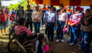 “Cuentan con nosotros, no están solos”: Graciela Domínguez durante visita a familias afectadas en Las Aguamitas, Navolato, Sinaloa
