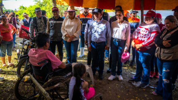 “Cuentan con nosotros, no están solos”: Graciela Domínguez durante visita a familias afectadas en Las Aguamitas, Navolato, Sinaloa