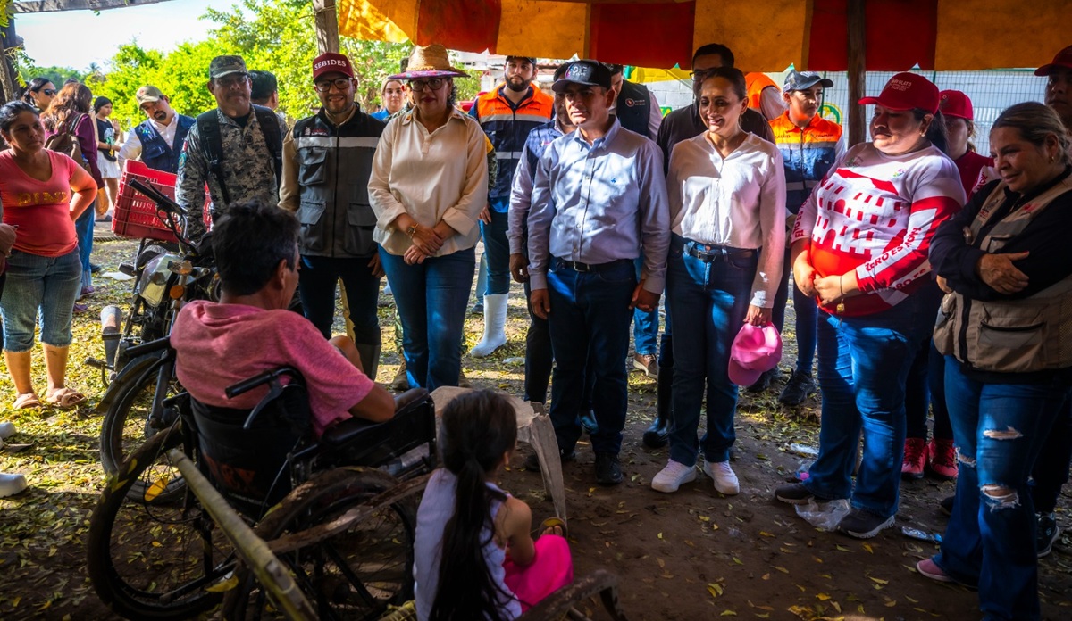 Graciela Domínguez recorre Las Aguamitas, en Navolato, tras afectaciones por crecida del mar