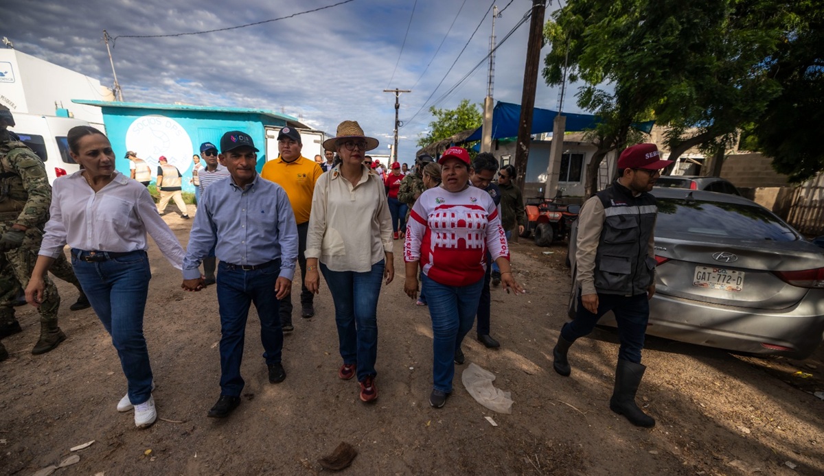 Graciela Domínguez recorre Las Aguamitas, en Navolato, tras afectaciones por crecida del mar