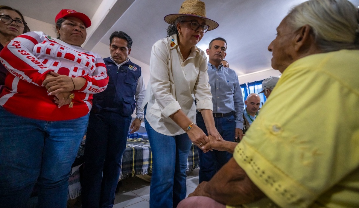 Graciela Domínguez recorre Las Aguamitas, en Navolato, tras afectaciones por crecida del mar