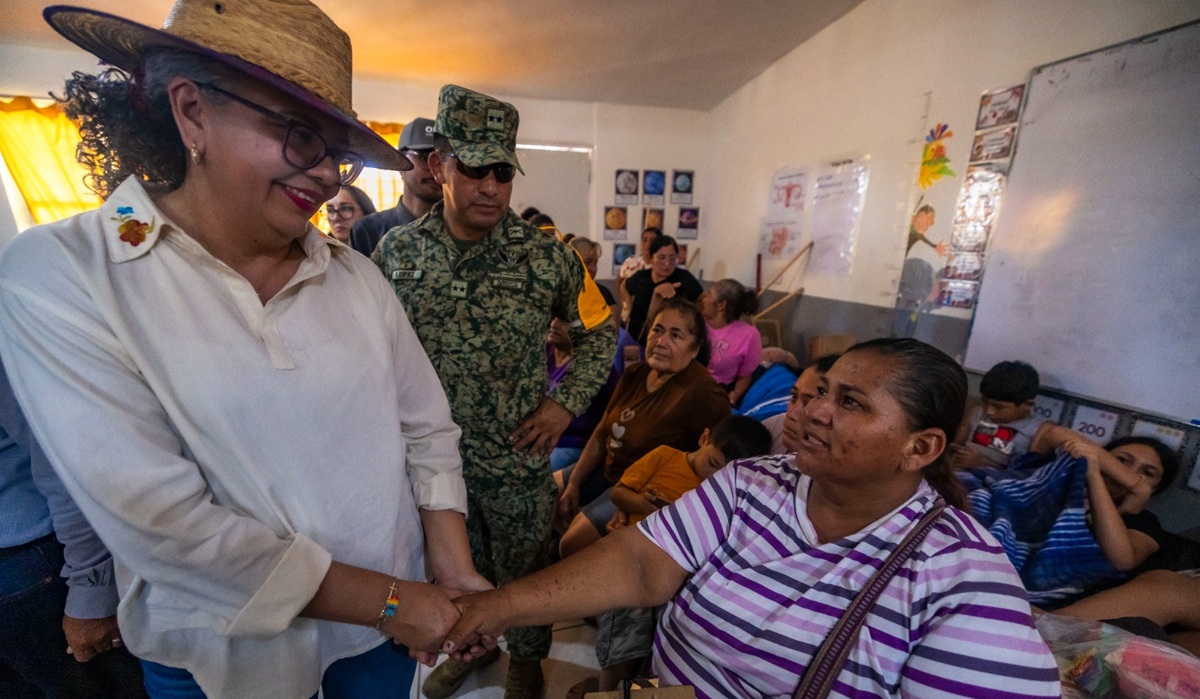 Graciela Domínguez recorre Las Aguamitas, en Navolato, tras afectaciones por crecida del mar