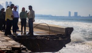 Graciela Domínguez recorre el Malecón de Mazatlán para verificar daños y anuncia que la reparación será prioridad