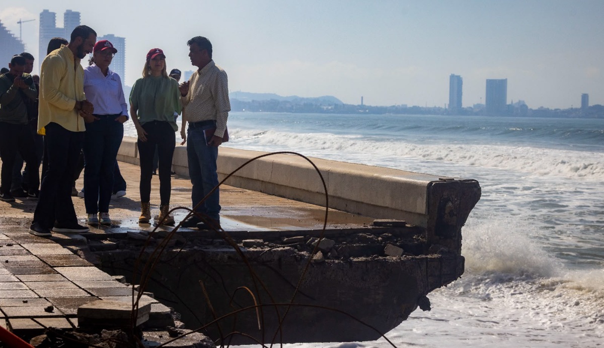 Graciela Domínguez recorre tramos dañados en Malecón de Mazatlán