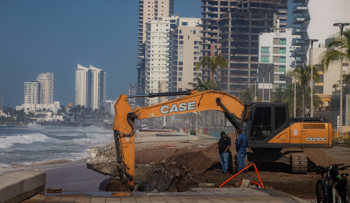 Graciela Domínguez recorre tramos dañados en Malecón de Mazatlán