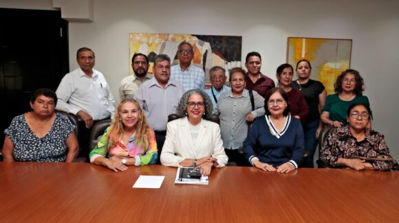 Gobernadora Graciela Domínguez Nava se reúne con jubilados de la UAS y recibe pliego petitorio