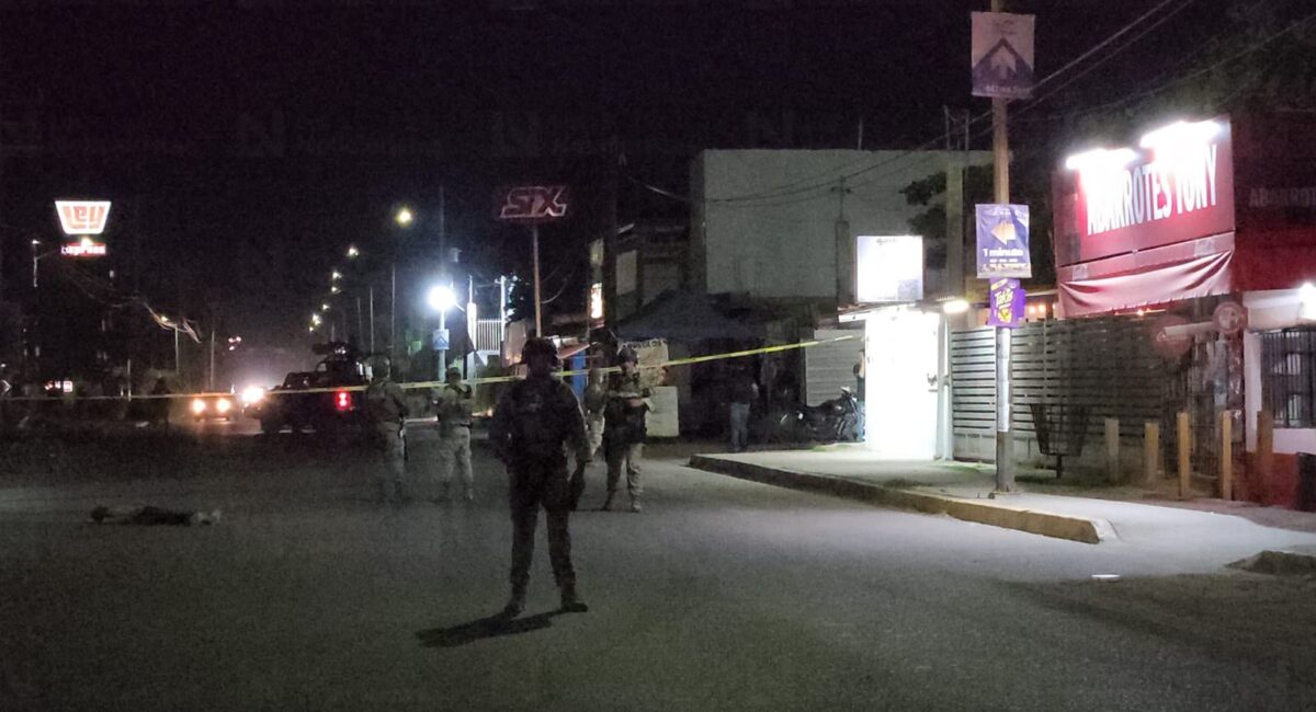Esposado de las manos abandonan cuerpo de un hombre en la colonia Los Mezcales de Culiacán, Sinaloa