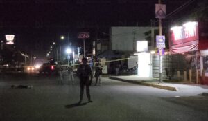 Esposado de las manos abandonan cuerpo de un hombre en la colonia Los Mezcales de Culiacán, Sinaloa