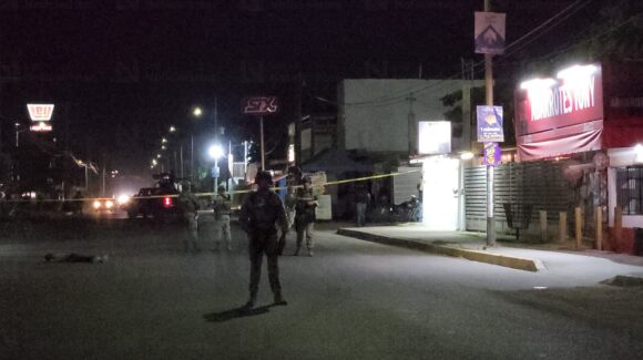 Esposado de las manos abandonan cuerpo de un hombre en la colonia Los Mezcales de Culiacán, Sinaloa