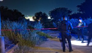 Encuentran a hombre maniatado, sin vida y con el rostro cubierto junto a un canal en Mazatlán, Sinaloa