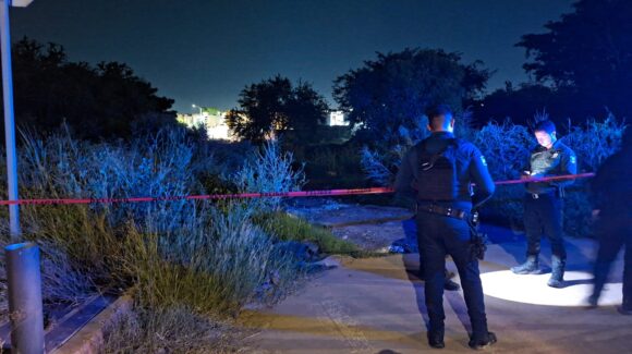 Encuentran a hombre maniatado, sin vida y con el rostro cubierto junto a un canal en Mazatlán, Sinaloa