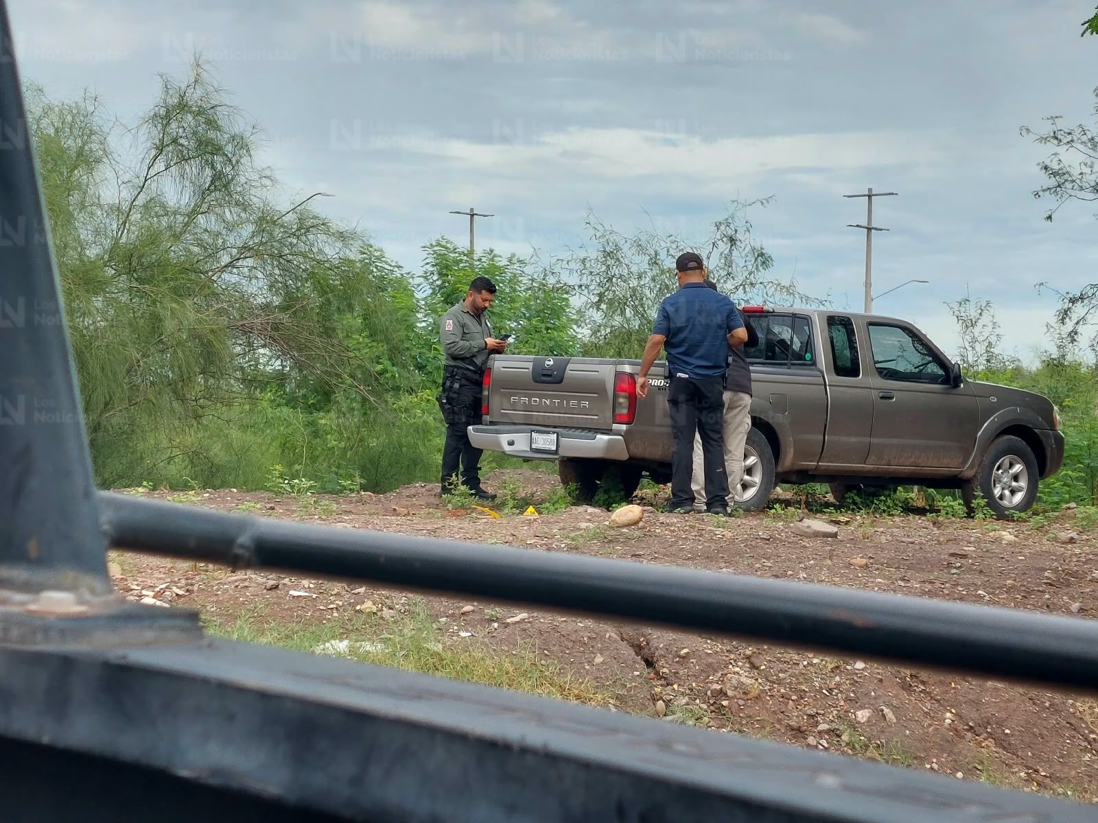 Localizan a hombre sin vida dentro de camioneta en Guamúchil
