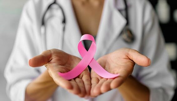 Octubre Rosa: ‘No hay que esperar un síntoma’; ginecólogo de Médica de la Ciudad llama a detectar a tiempo el cáncer de mama