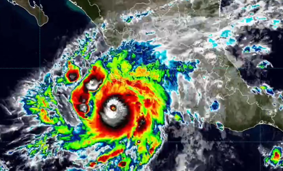 Huracán 'Simón' en el Pacífico cerca de las costas de México