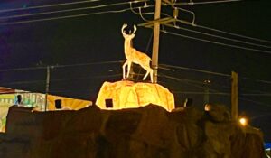 Iluminan de amarillo El Venadito en Mazatlán por los 60 años del Plan DN-III-E
