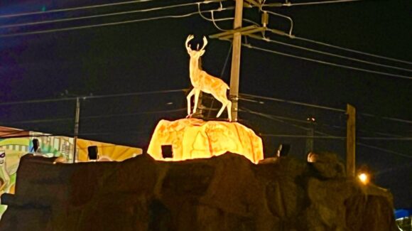Iluminan de amarillo El Venadito en Mazatlán por los 60 años del Plan DN-III-E