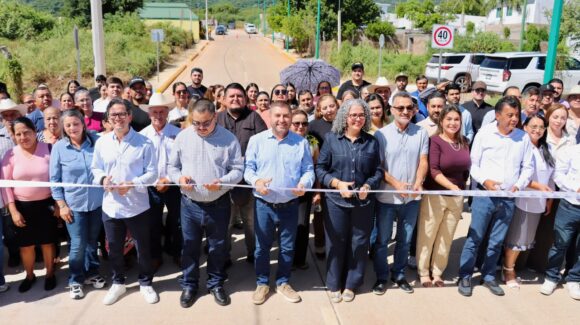 Gobernadora Graciela Domínguez alcalde de Badiraguato inauguran calles con inversión de 20 mdp