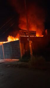 Incendio en bodega de materiales alcanza camioneta y madera en Hacienda de Urías, Mazatlán