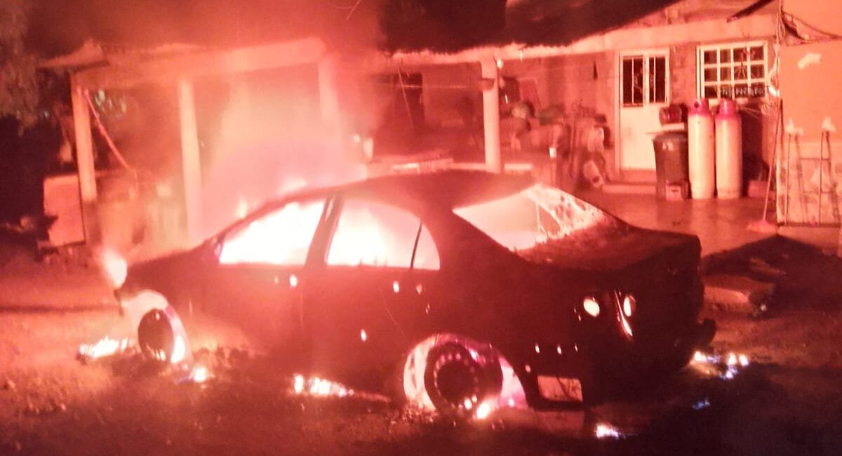 Se incendia automóvil durante la madrugada sobre la carretera Guasave-León Fonseca