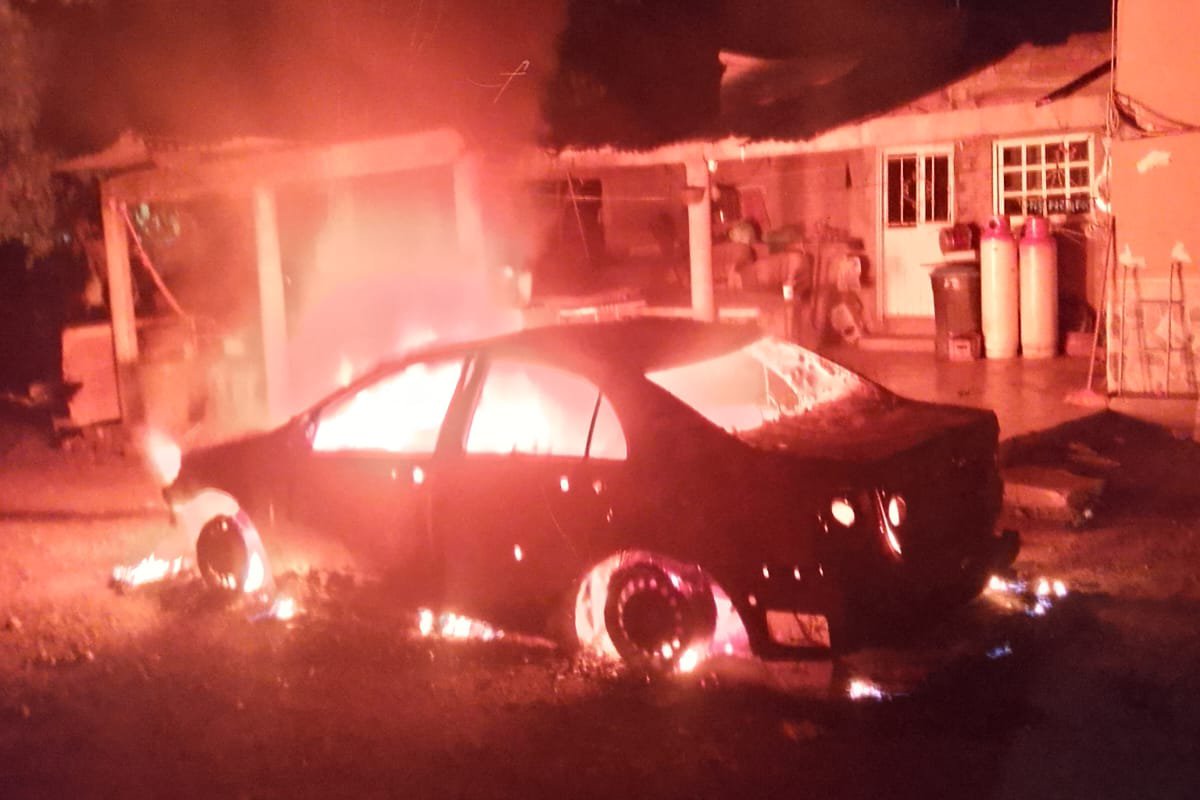 Se incendia automóvil durante la madrugada sobre la carretera Guasave-León Fonseca