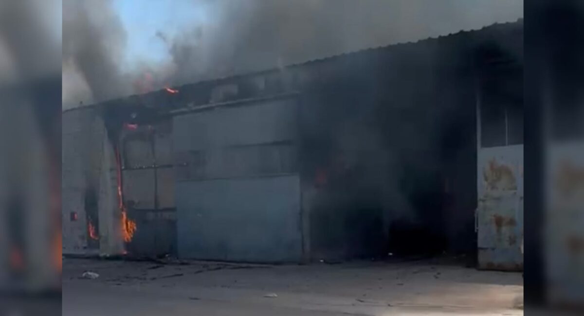 Se registra intenso incendio en Los Mochis; la gran columna de humo alarmó a la ciudadanía