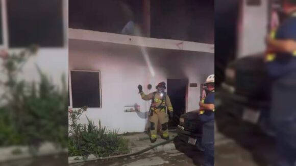 ¡No pudieron dormir del susto! Arde una casa en Mazatlán, Sinaloa; Bomberos acuden a emergencia en la colonia Insurgentes
