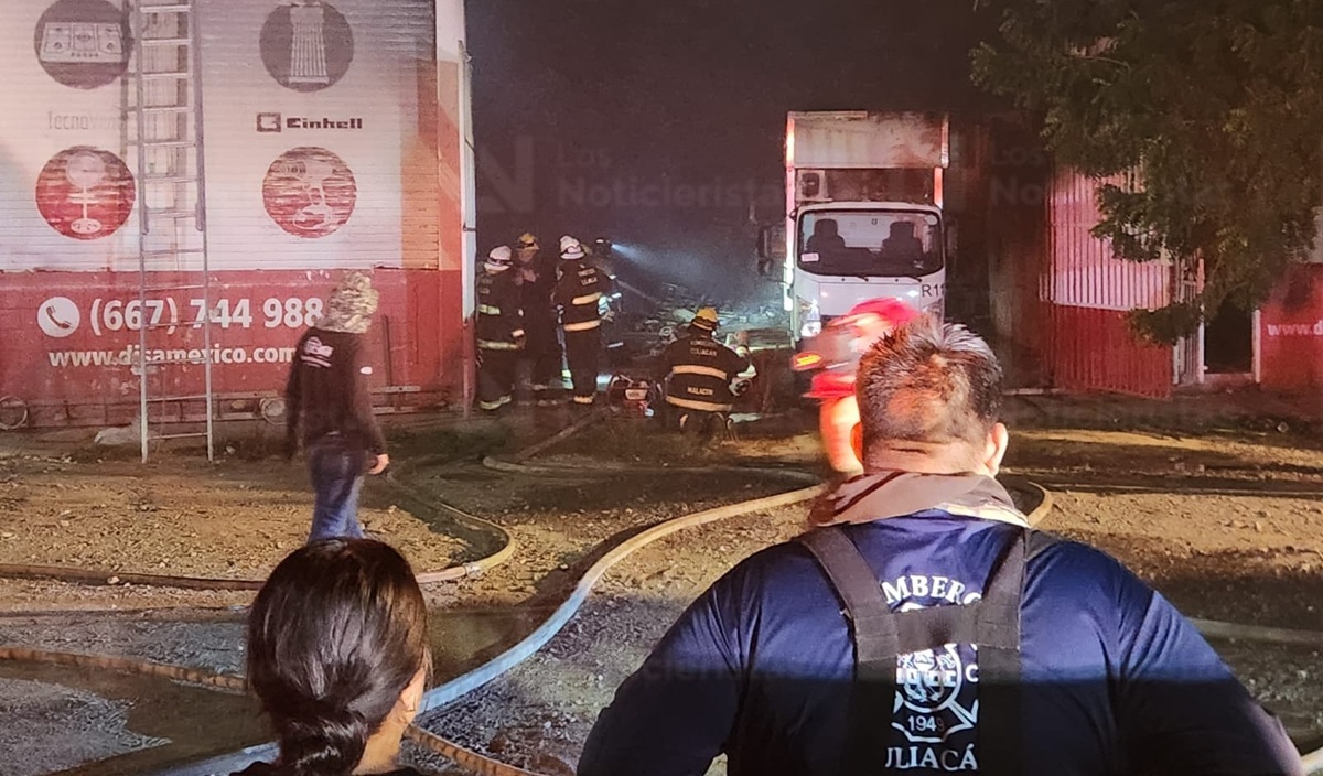 Incendio en bodega en La Costerita, en Culiacán