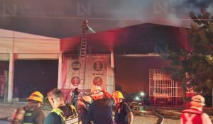 Cuatro vehículos, diversos productos y materiales fue lo que se quemó en bodega en La Costerita en Culiacán, Sinaloa