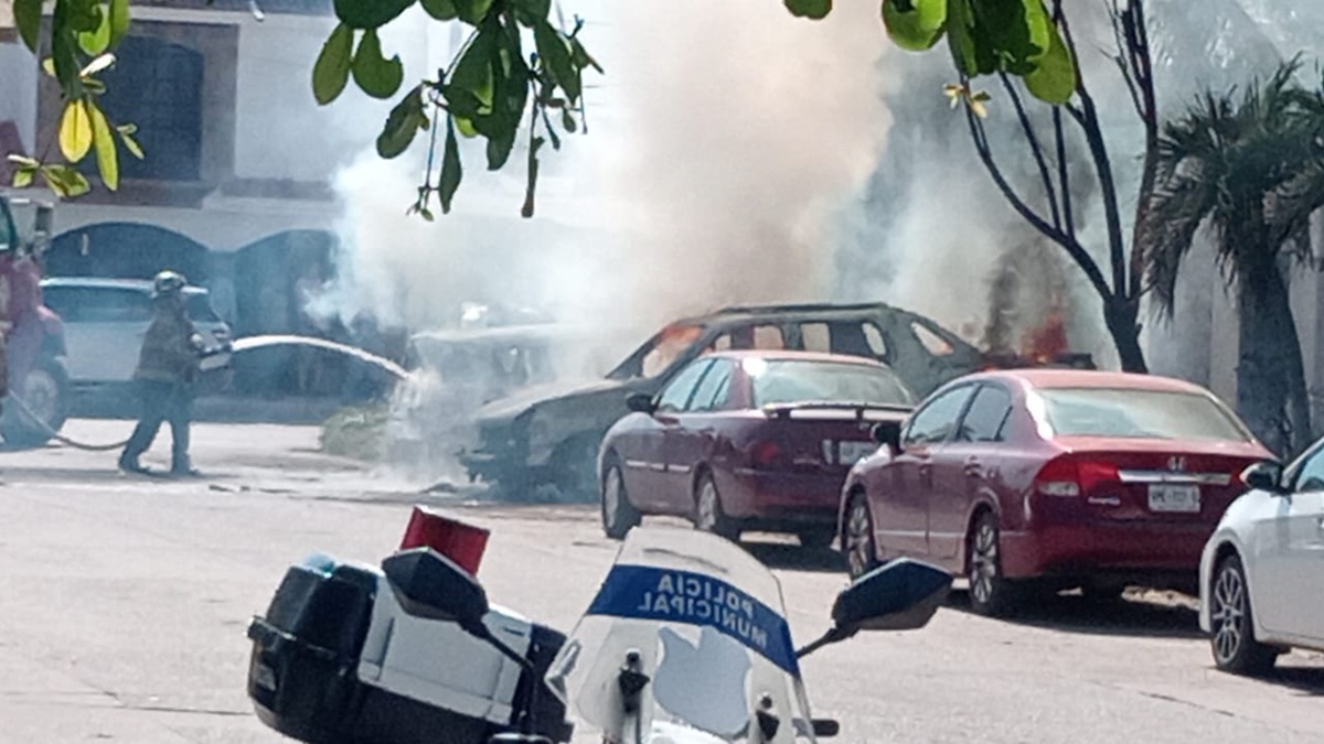 Se incendian dos vehículos en Los Mochis