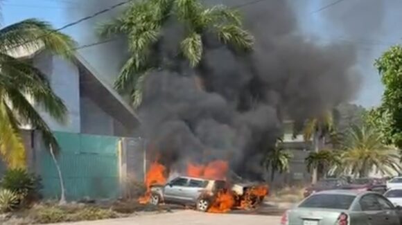 Se incendian dos vehículos en la colonia Insurgentes de Los Mochis, Sinaloa