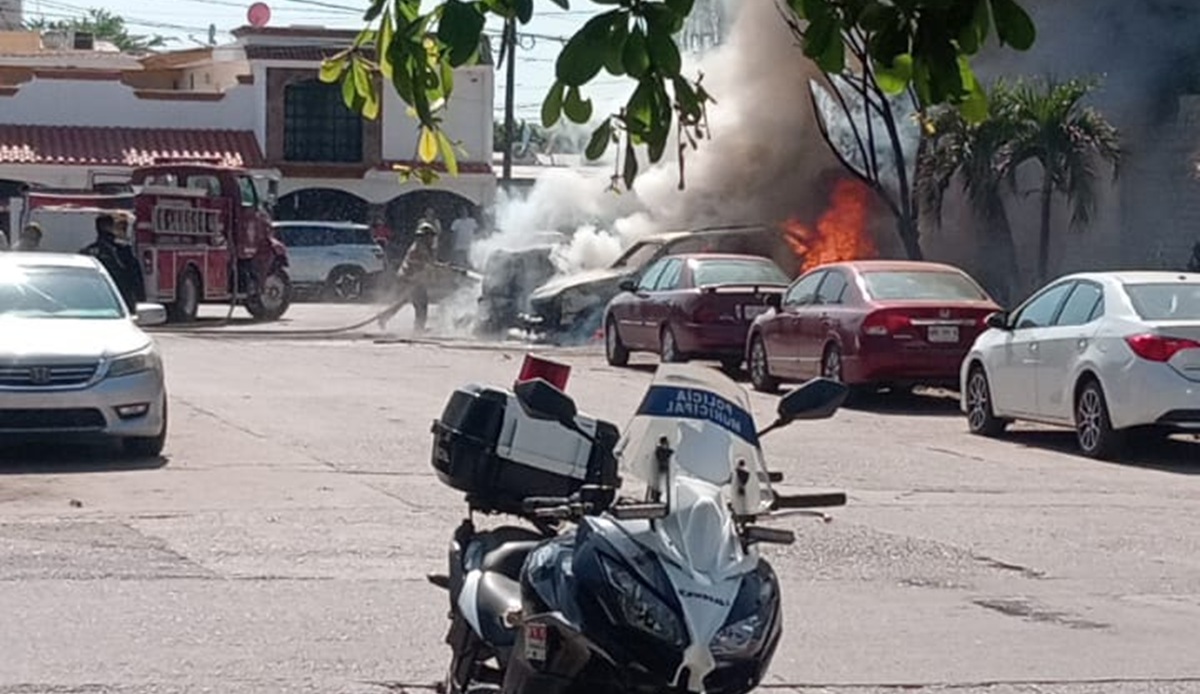 Se incendian dos vehículos en Los Mochis