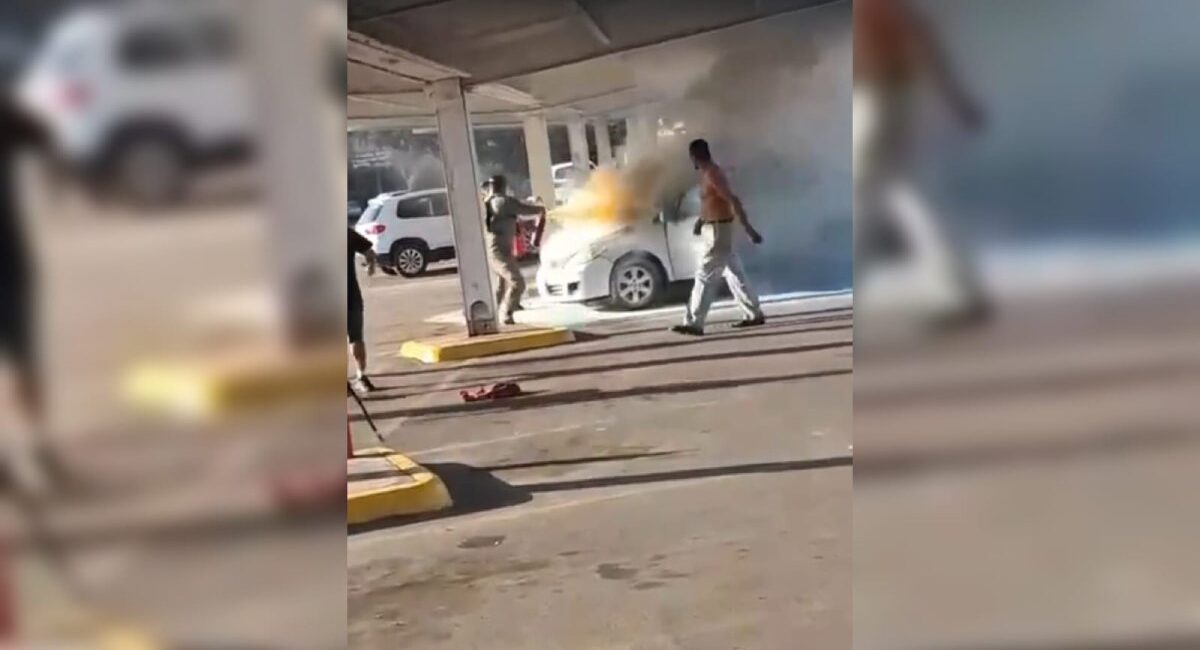 ¡Con extintores y a tiempo! Evitan tragedia por incendio de vehículo en plaza comercial de la Avenida Insurgentes en Mazatlán, Sinaloa