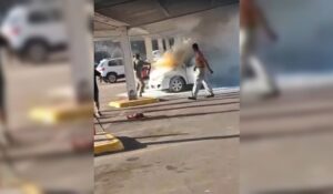 ¡Con extintores y a tiempo! Evitan tragedia por incendio de vehículo en plaza comercial de la Avenida Insurgentes en Mazatlán, Sinaloa