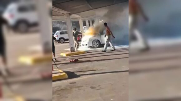 ¡Con extintores y a tiempo! Evitan tragedia por incendio de vehículo en plaza comercial de la Avenida Insurgentes en Mazatlán, Sinaloa