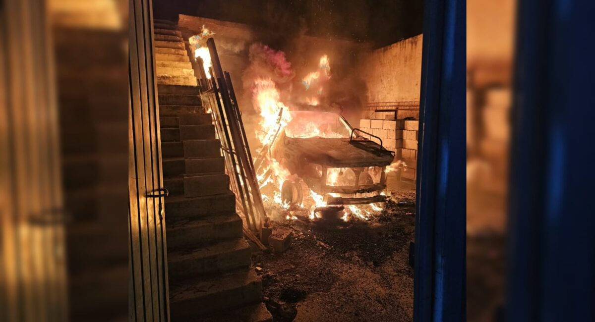 Incendio en bodega de materiales alcanza camioneta y madera en Hacienda de Urías, Mazatlán
