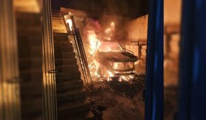 Incendio en bodega de materiales alcanza camioneta y madera en Hacienda de Urías, Mazatlán