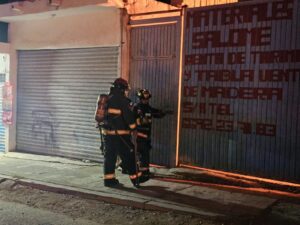 Incendio en bodega de materiales alcanza camioneta y madera en Hacienda de Urías, Mazatlán