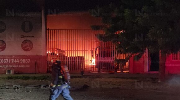 ¡Hubo explosiones! Incendio en bodega sobre La Costerita moviliza a cuerpos de emergencia en Culiacán, Sinaloa