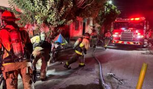 ¡Era amenaza para otras viviendas! Incendio en colonia Independencia de Mazatlán puso a prueba a bomberos