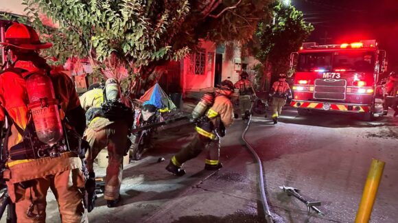 ¡Era amenaza para otras viviendas! Incendio en colonia Independencia de Mazatlán puso a prueba a bomberos