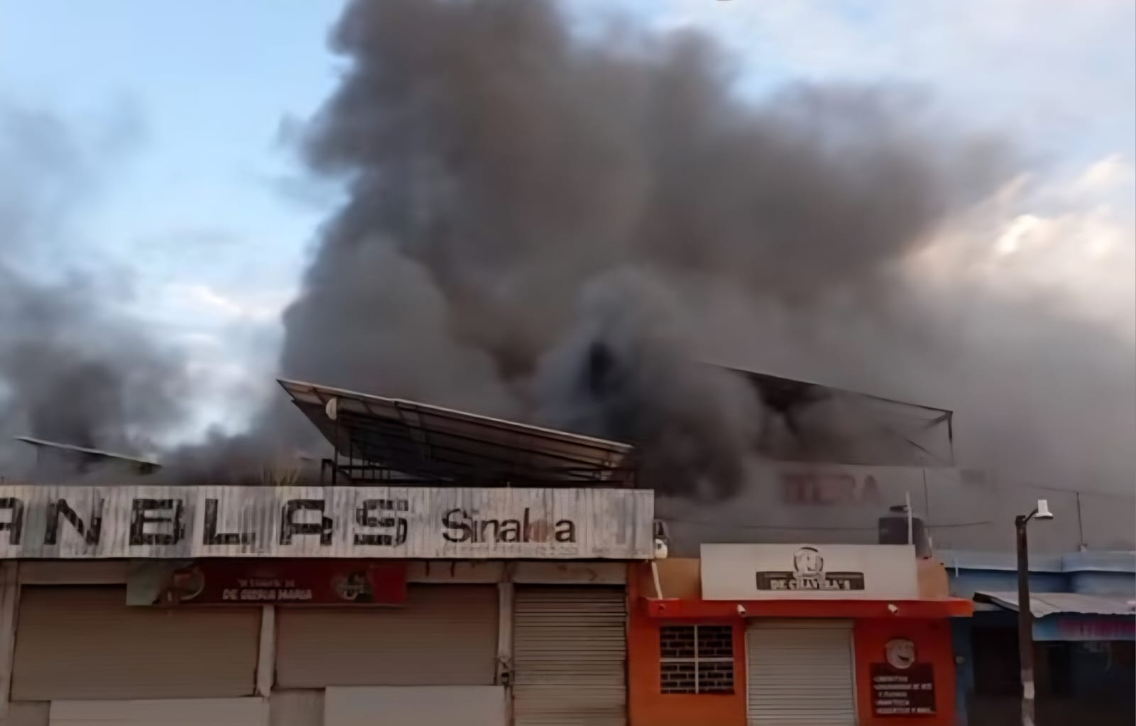 Incendio en el Mercado de San Blas, en El Fuerte