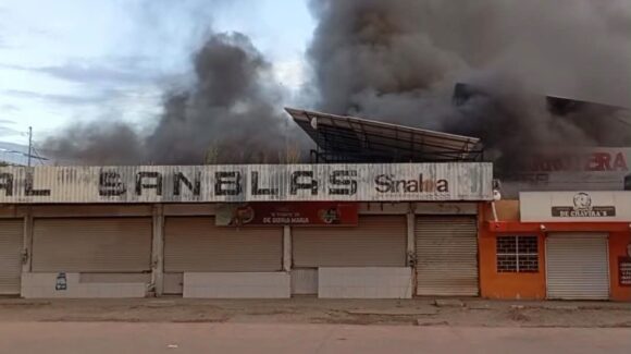 Voraz incendio arrasa con el Mercado Municipal de San Blas, en El Fuerte, Sinaloa