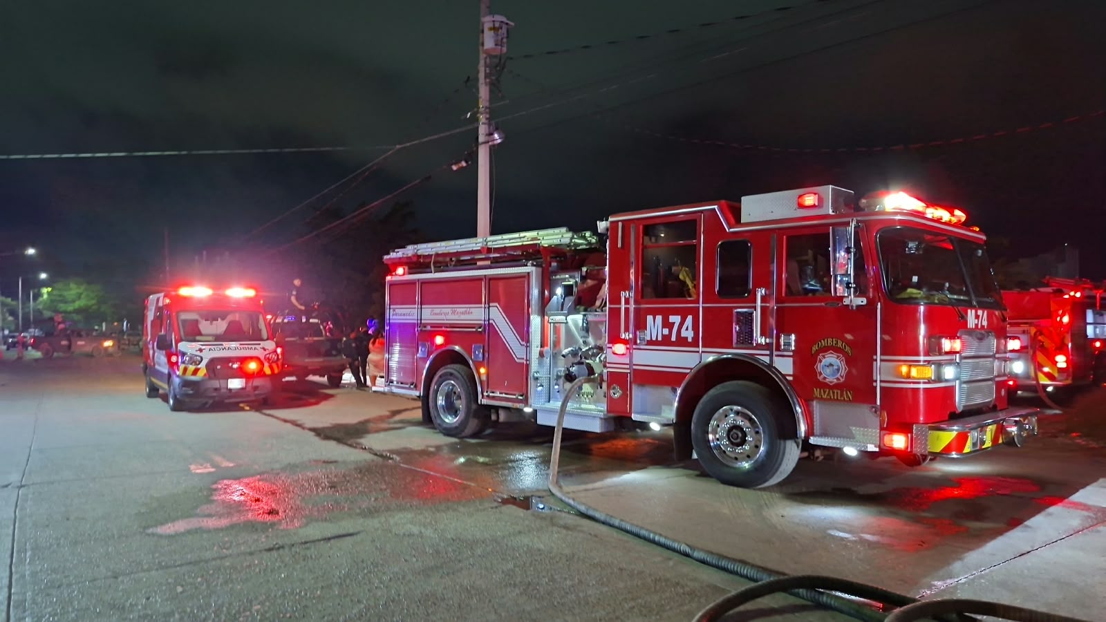 Incendio consume al menos tres viviendas en la invasión Manuel J. Clouthier de Mazatlán